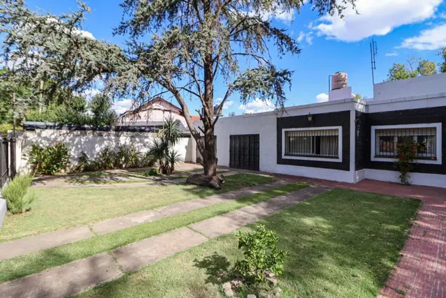VENTA CASA TRES AMBIENTES CON PILETA GLEW