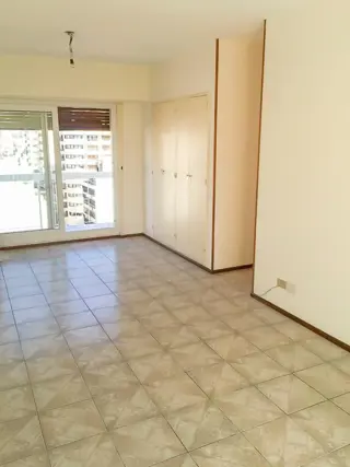 MUY CÓMODO DEPARTAMENTO 3 AMBIENTES CON AMPLIO BALCÓN foto 2