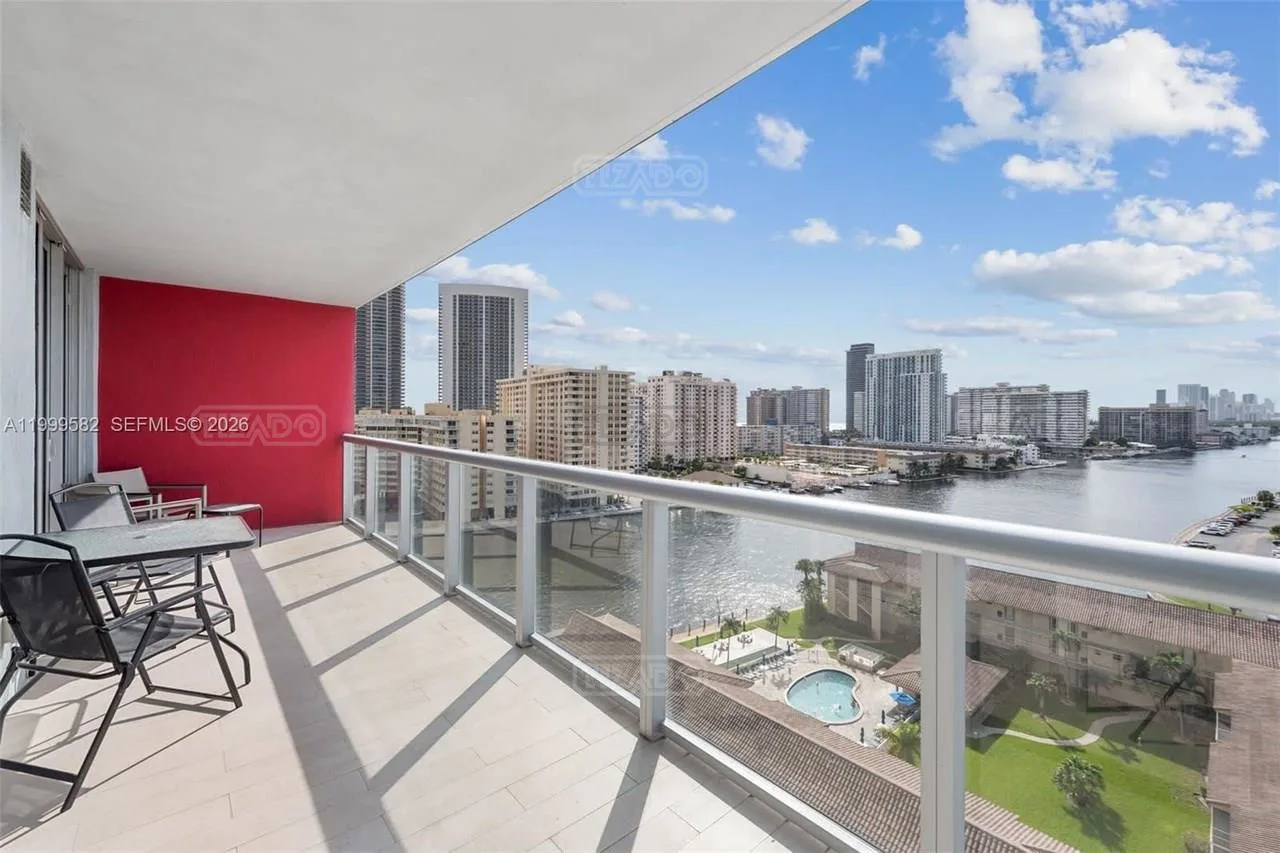 2602 E Hallandale Beach Blvd #1207 2600 foto 2