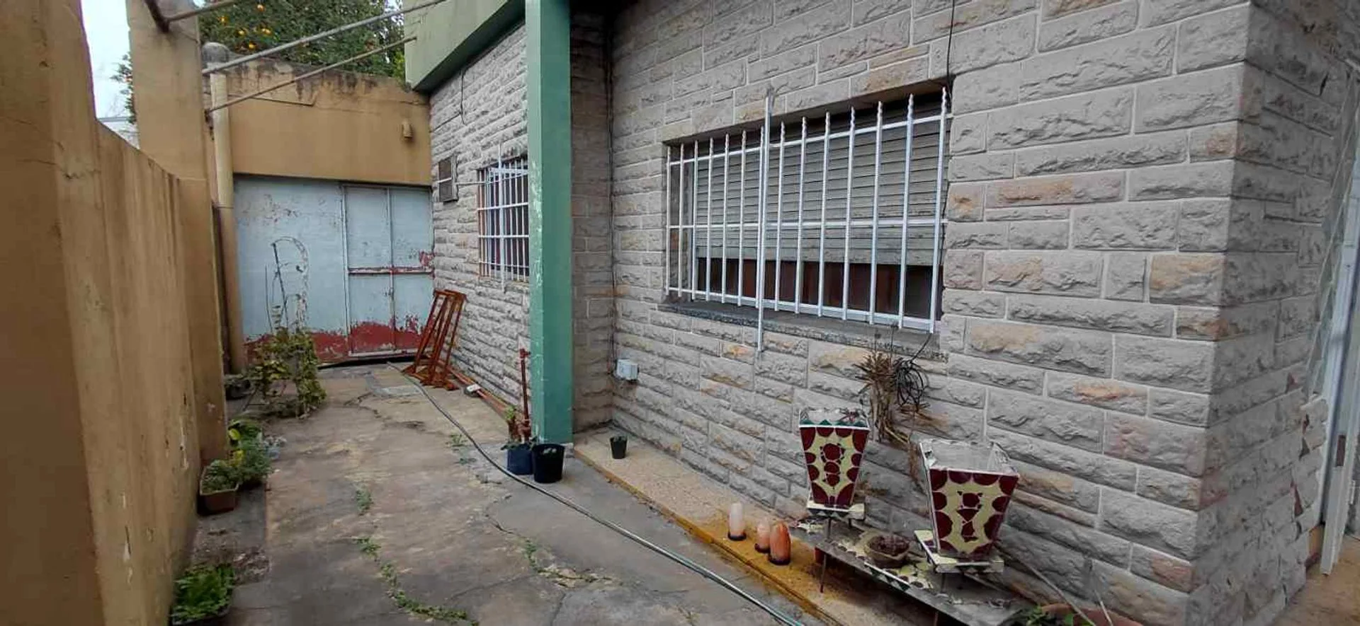 CASA DE 3 AMBIENTES CON COCHERA Y GRAN TERRENO foto 2