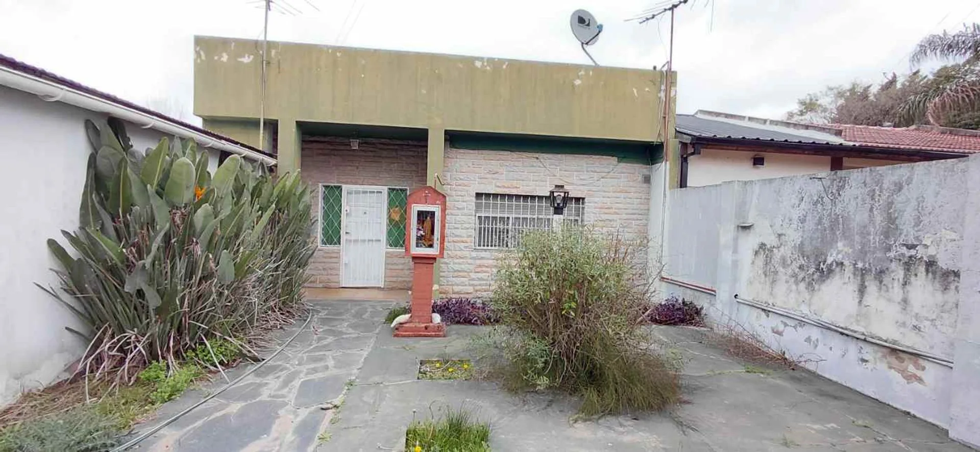 CASA DE 3 AMBIENTES CON COCHERA Y GRAN TERRENO foto 3