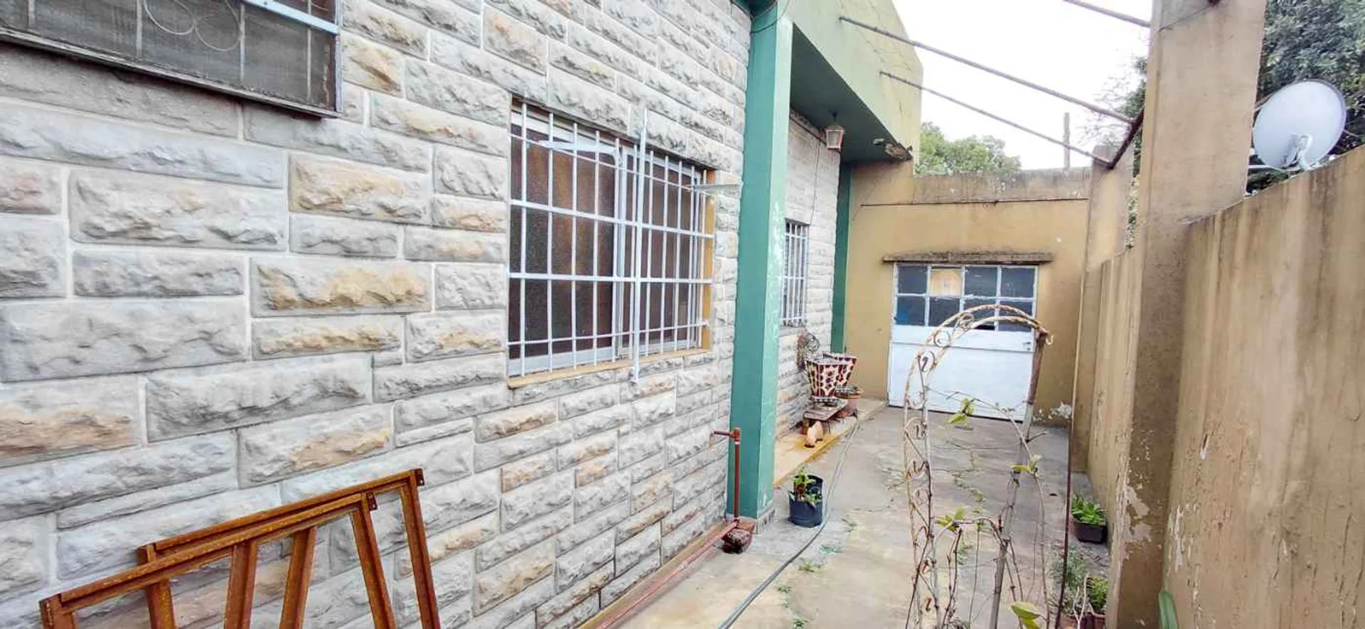 CASA DE 3 AMBIENTES CON COCHERA Y GRAN TERRENO foto 4