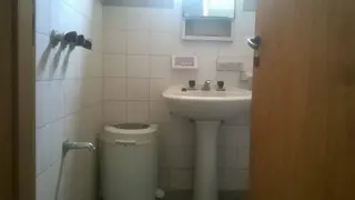 VENTA DE CASA MAS DEPARTAMENTO SOBRE AMPLIO LOTE Y MUY BIEN UBICADO foto 2