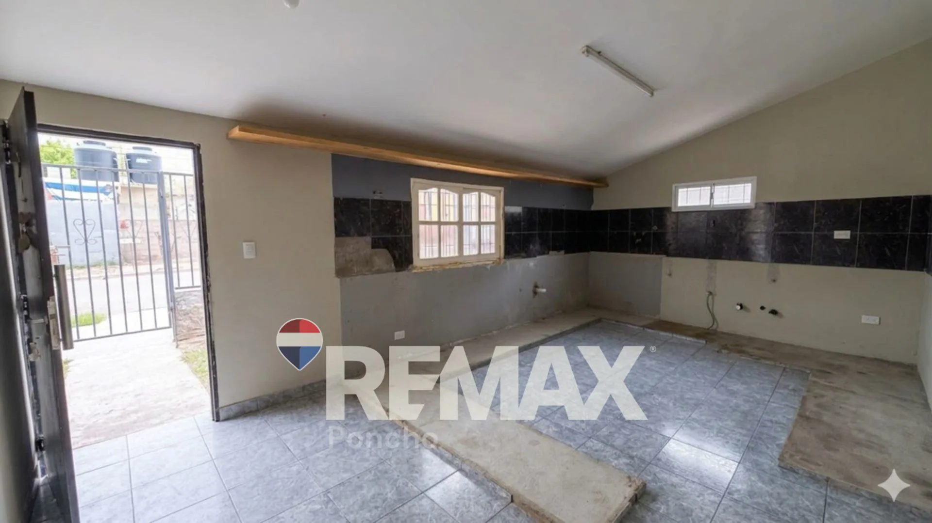 SE VENDE CASA 6 AMBIENTES, 4 HABITACIONES. foto 2