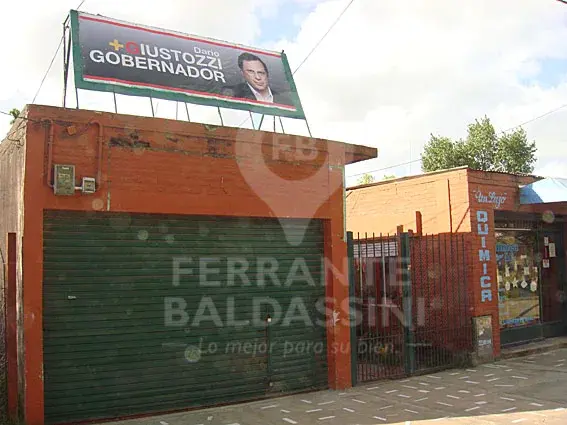 BURZACO - MINISTRO RIVADAVIA - CASA AMPLIA CON 2 LOCALES Y FONDO - ESCRITURADA - TERRENO DE 10 X 30 -