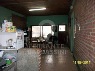 BURZACO - MINISTRO RIVADAVIA - CASA AMPLIA CON 2 LOCALES Y FONDO - ESCRITURADA -  TERRENO DE 10 X 30 - foto 4