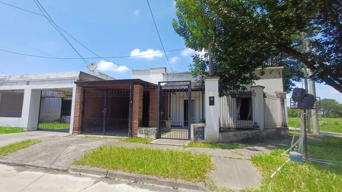 VENTA CASA 3 D - B CONGRESO CON COCHERA Y QUINCHO