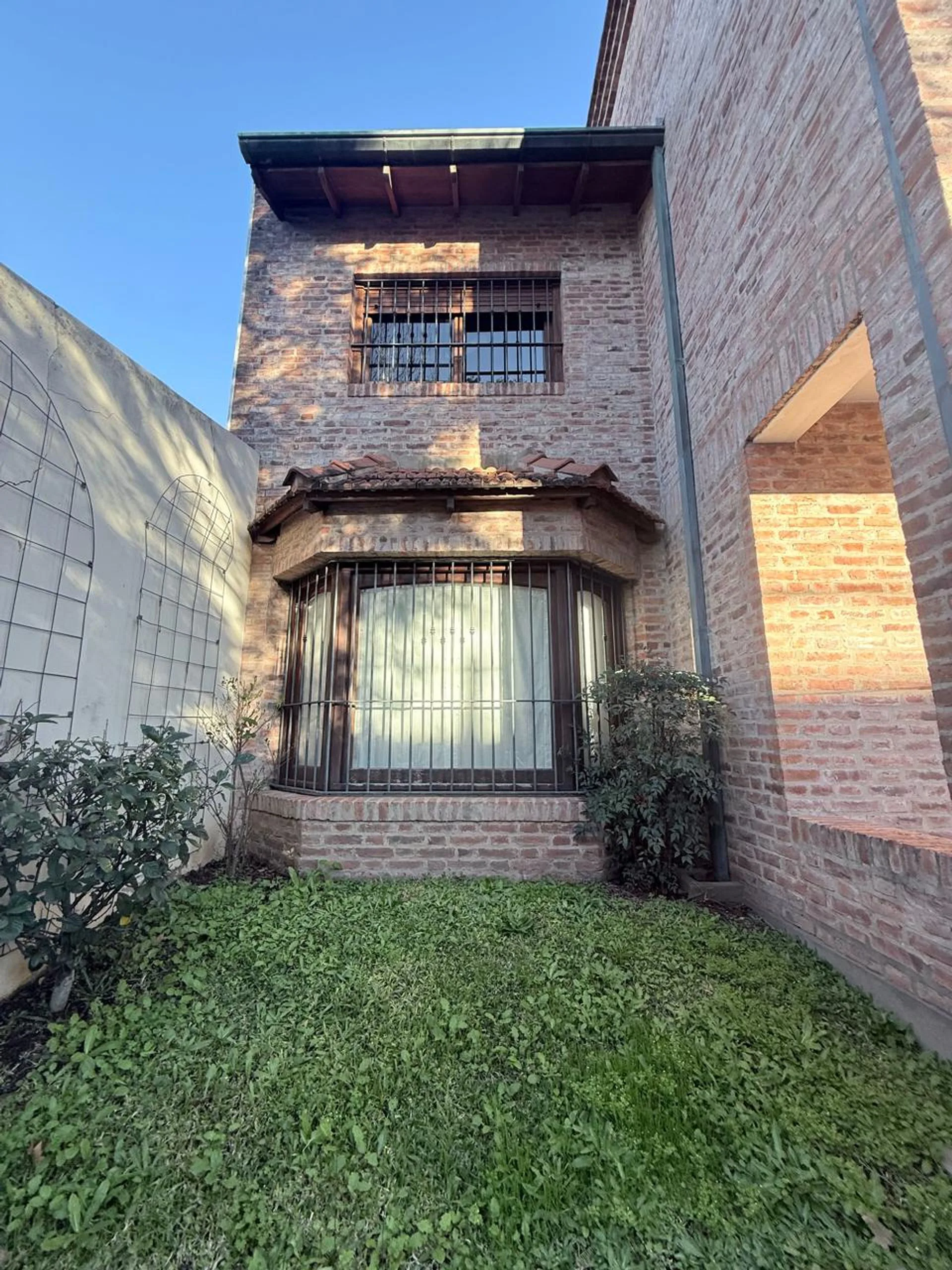 VENTA CASA 5 AMBIENTES CON JARDIN foto 2