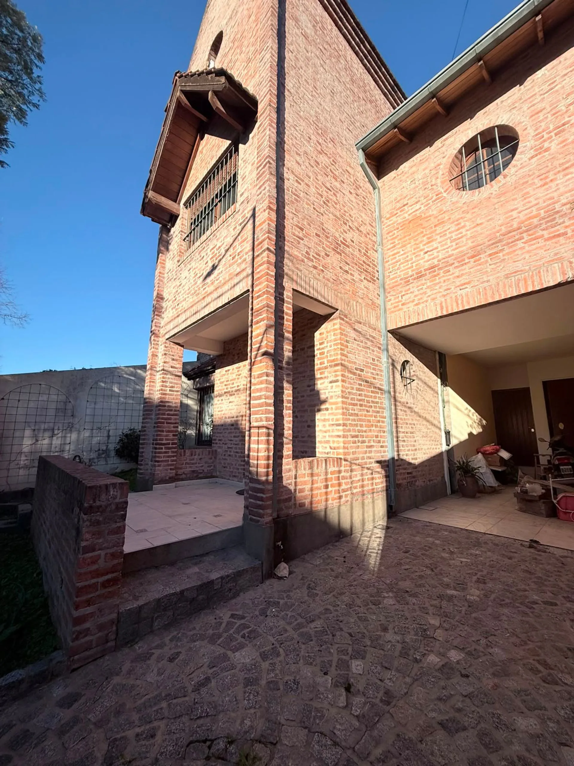 VENTA CASA 5 AMBIENTES CON JARDIN foto 3