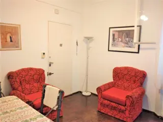 DEPARTAMENTO DE 2 AMBIENTES EN 1° PISO FRENTE A PLAZA Y ACCESO A Vrs. MEDIOS DE TRANSPORTE foto 1