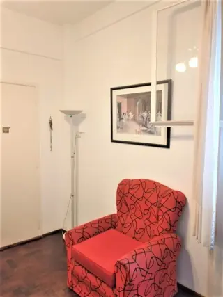 DEPARTAMENTO DE 2 AMBIENTES EN 1° PISO FRENTE A PLAZA Y ACCESO A Vrs. MEDIOS DE TRANSPORTE foto 2