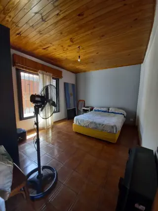 Casa de dos plantas sobre lote 247m2. Udaondo foto 2