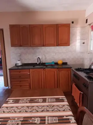 Casa de dos plantas sobre lote 247m2. Udaondo foto 4