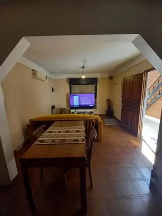 Casa de dos plantas sobre lote 247m2. Udaondo foto 5