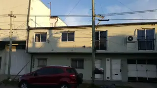 DEPARTAMENTO DE TRES AMBIENTES EN PRIMER PISO A UNA CUADRA DE AV. PERDRIEL foto 1