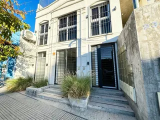Venta Local Comercial Con Amplio Parque En Haedo foto 1