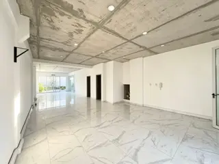 Venta Local Comercial Con Amplio Parque En Haedo foto 3