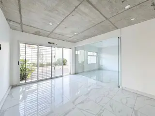 Venta Local Comercial Con Amplio Parque En Haedo foto 5