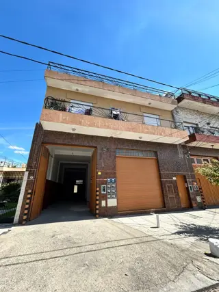 Depósito industrial/comercial con oficina y vestuario. foto 1