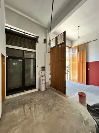 Depósito industrial/comercial con oficina y vestuario. foto 4