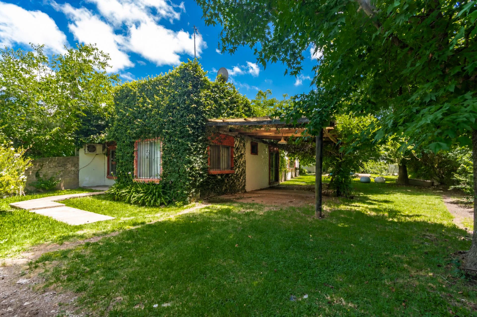 VENTA CASA A REFACCIONAR EN RINCON