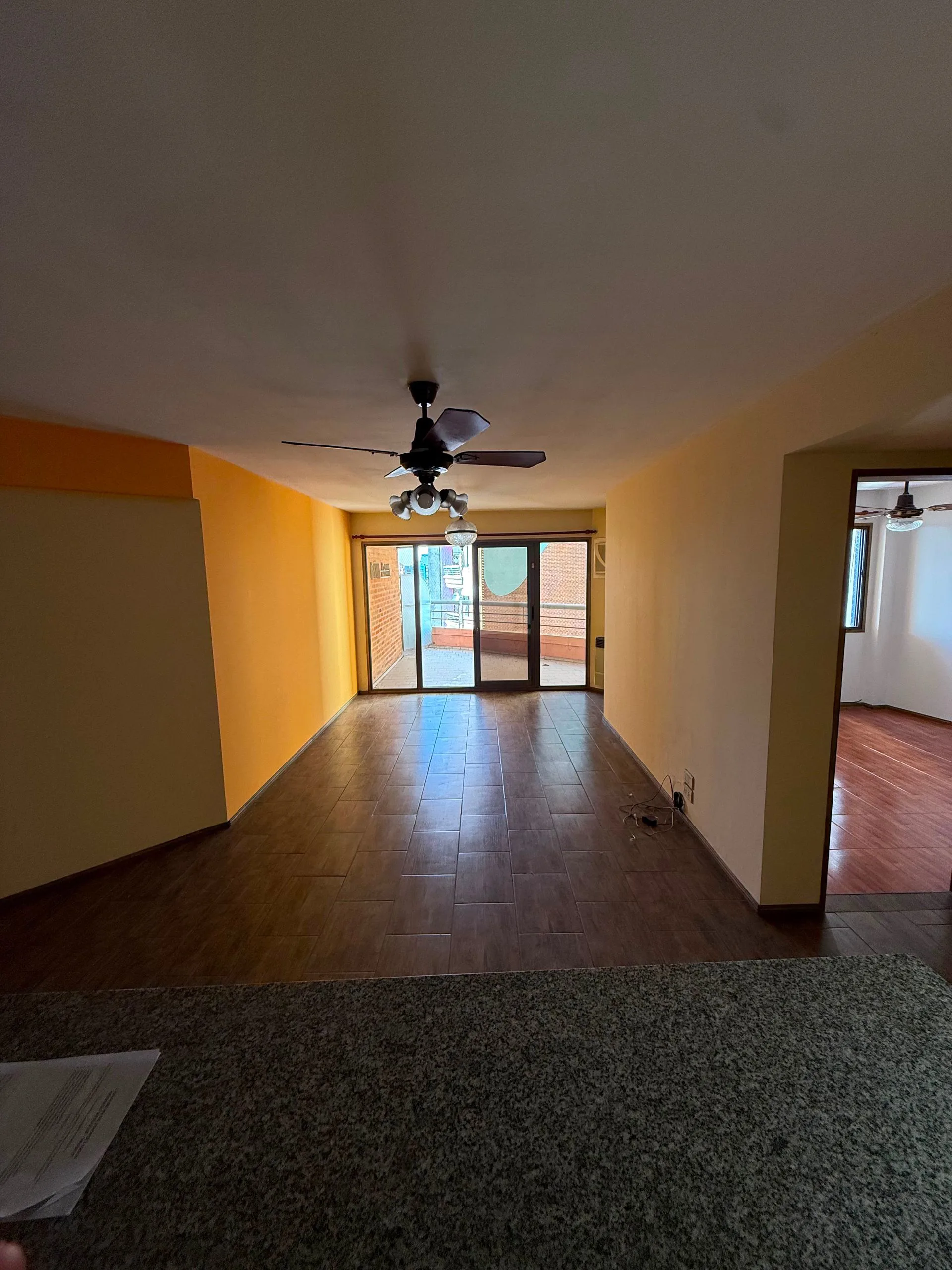 Departamento 2 amb. en venta con cochera y balcon foto 3