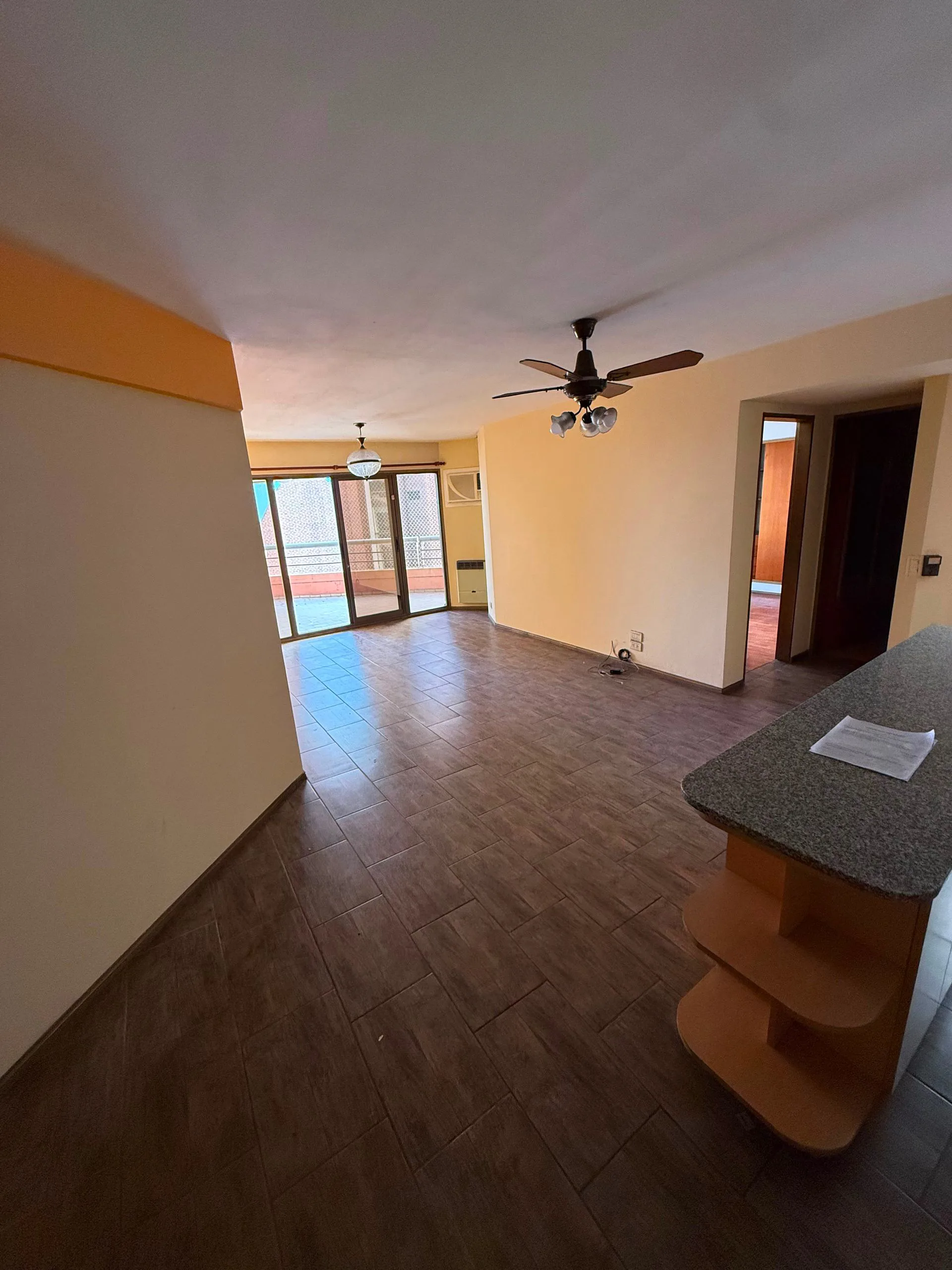 Departamento 2 amb. en venta con cochera y balcon foto 4