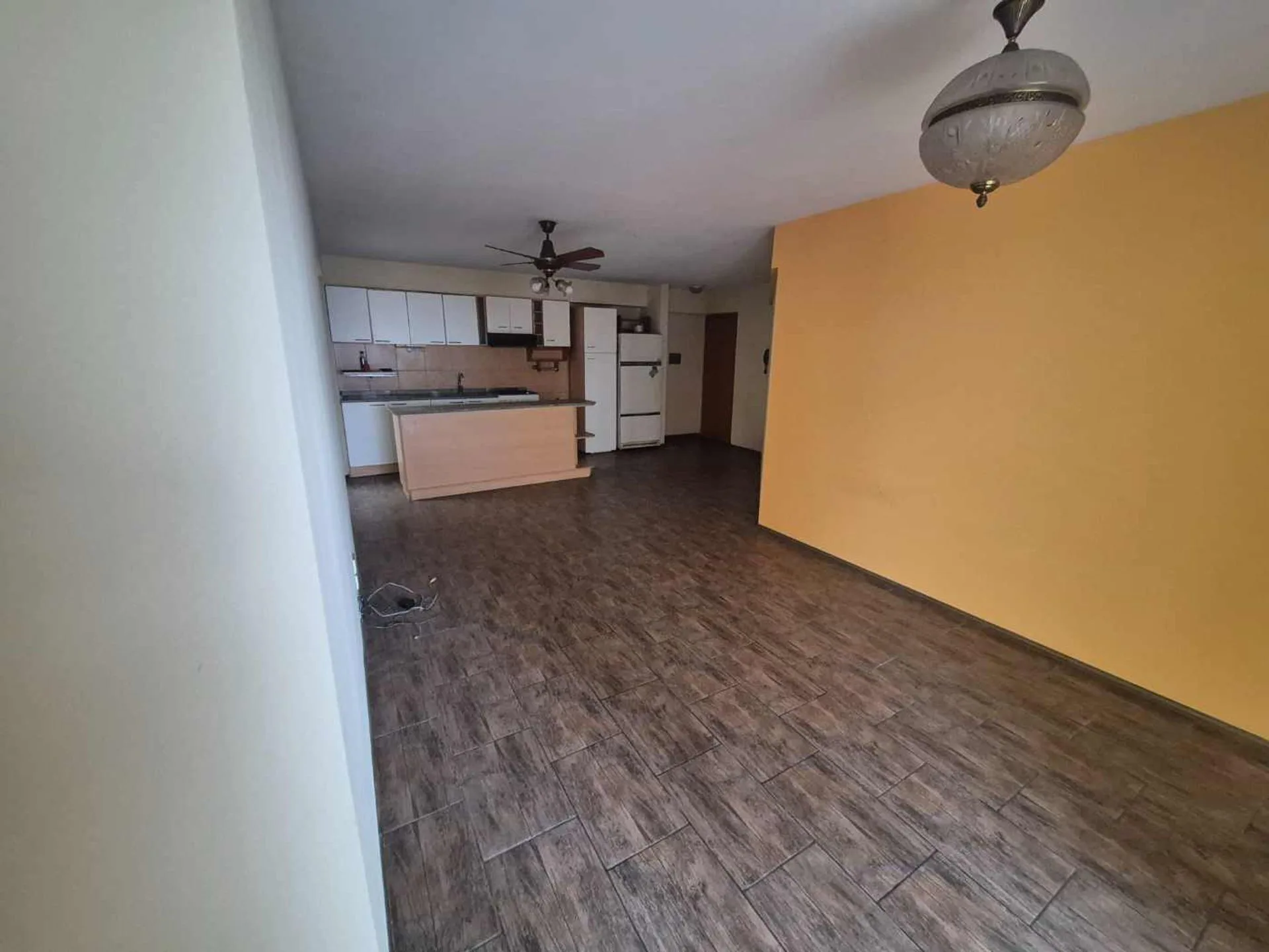 Departamento 2 amb. en venta con cochera y balcon foto 5
