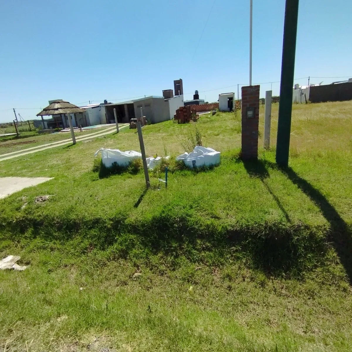 Terreno con pileta y cuarto de guardado