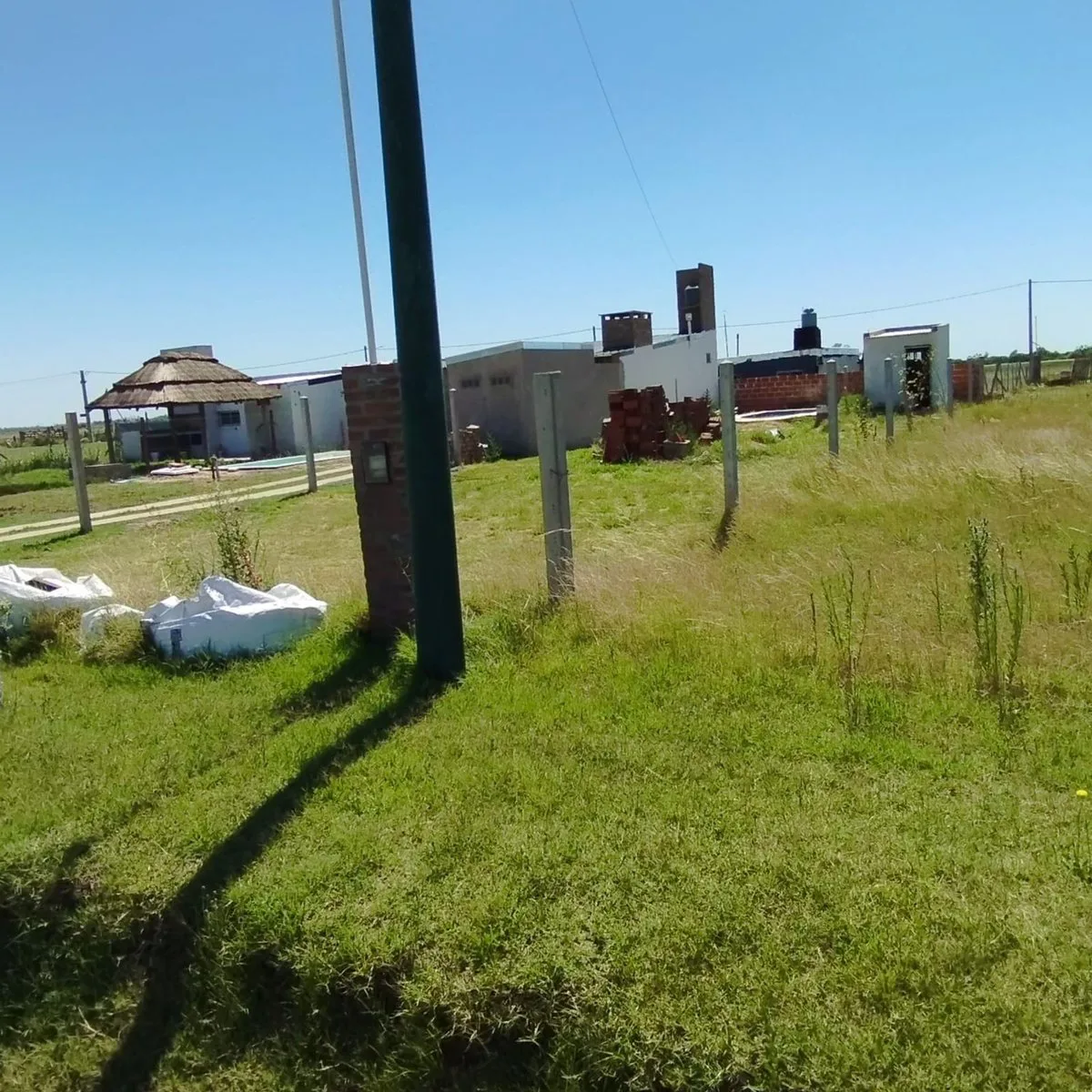 Terreno con pileta y cuarto de guardado foto 3