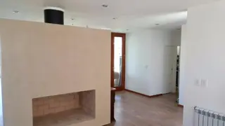 Excelente casa de 4 ambientes en el Barrio Las Golondrinas. foto 3