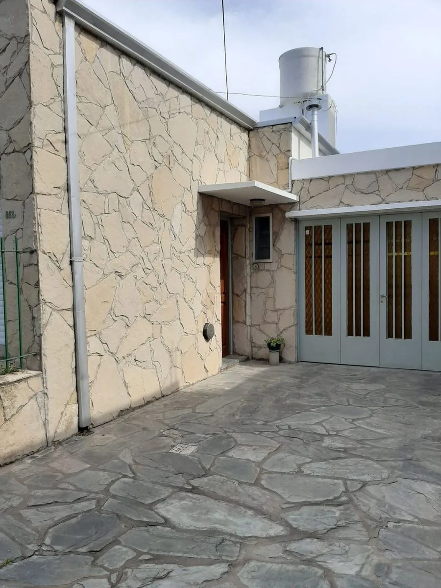 Casa 2 Dormitorios en venta Berisso con Quincho foto 2