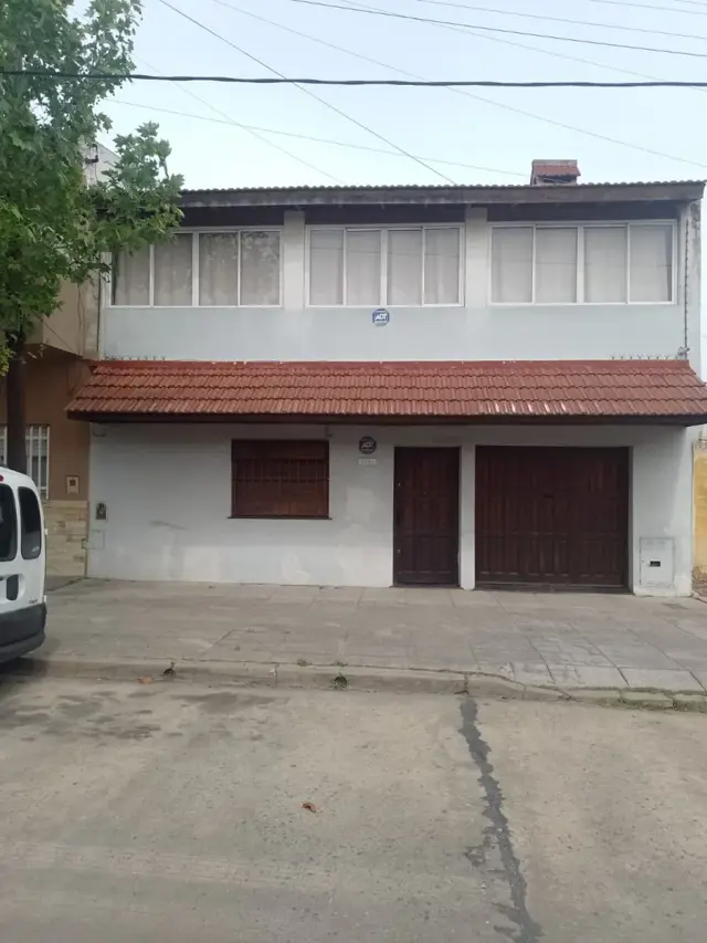 VENTA CASA amplia, garage, terraza y estupendo quincho.