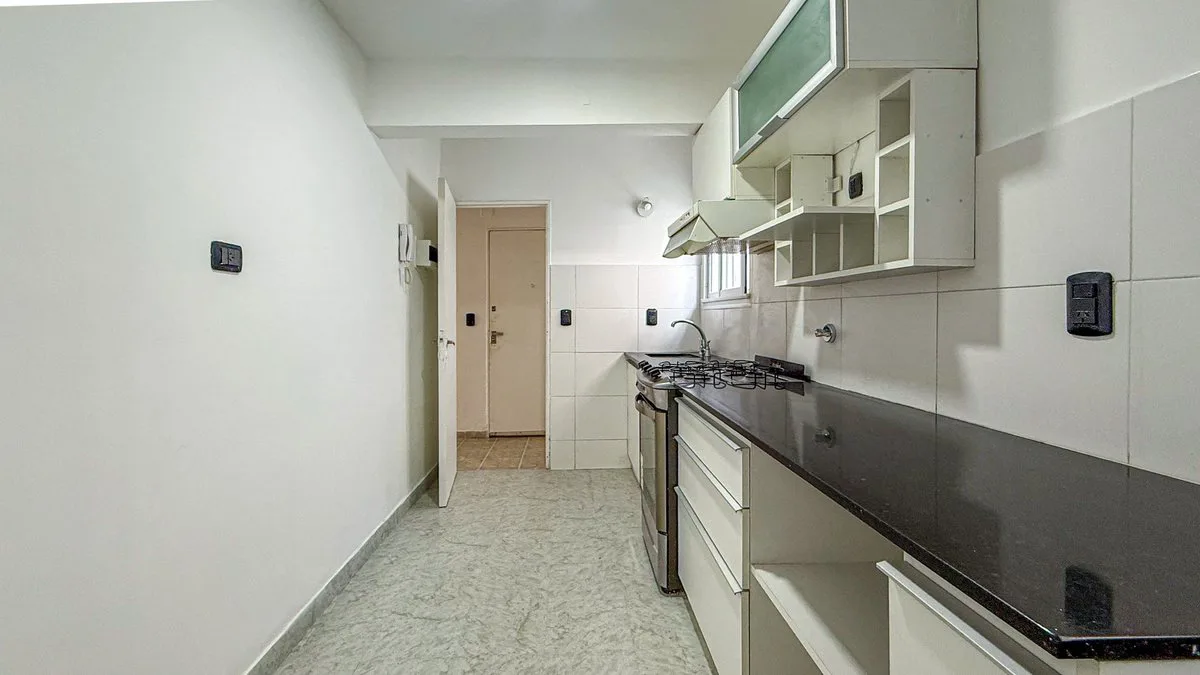 VENTA DEPTO 4 AMBIENTES LA PERLA COCHERA Y  PATIOS foto 2