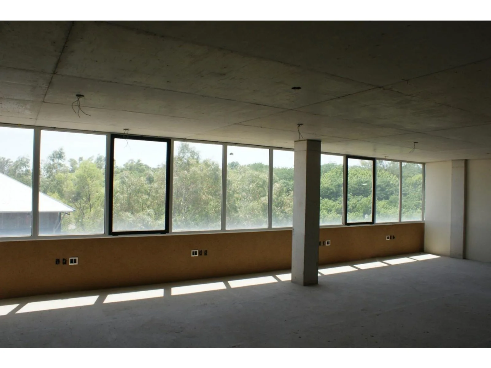 Alquiler de oficina 600 m2 un piso dentro del módulo 2 Pque. industrial De Buen Ayre . foto 2