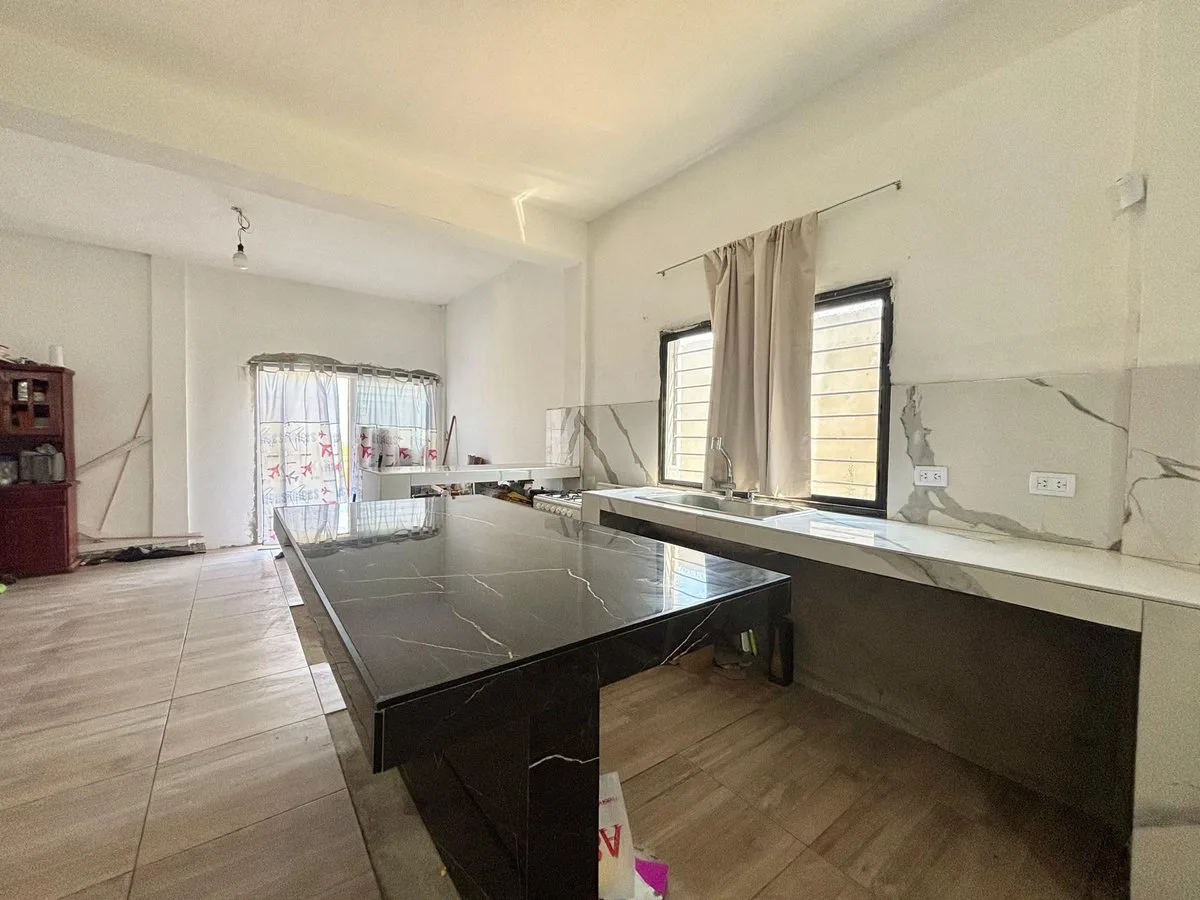 CASA EN VENTA 3 AMB-PARQUE-COCHERA-BURZACO-PERMUTA foto 2