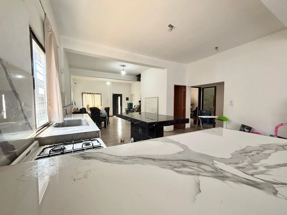 CASA EN VENTA 3 AMB-PARQUE-COCHERA-BURZACO-PERMUTA foto 3
