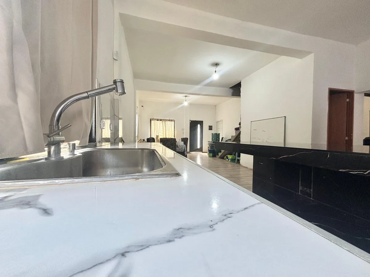 CASA EN VENTA 3 AMB-PARQUE-COCHERA-BURZACO-PERMUTA foto 4