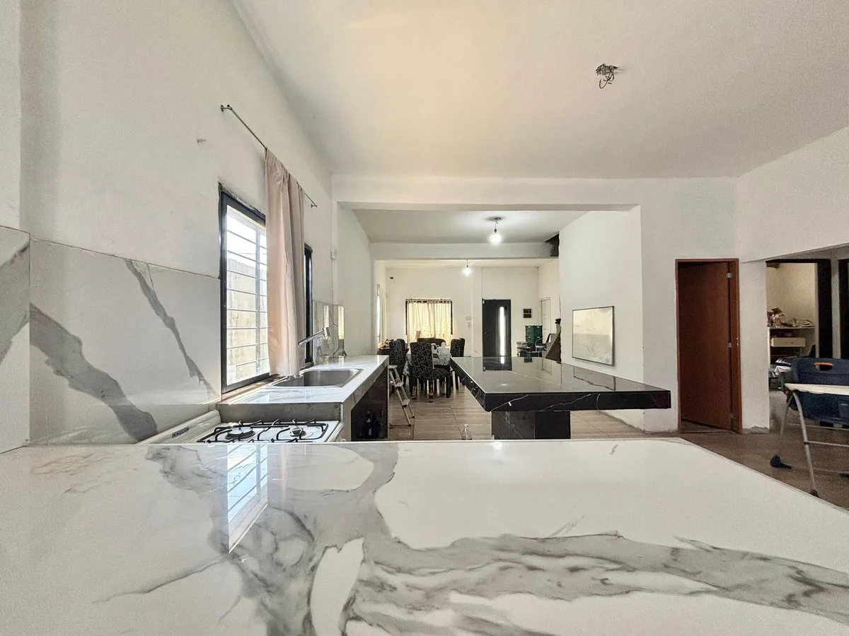 CASA EN VENTA 3 AMB-PARQUE-COCHERA-BURZACO-PERMUTA foto 5