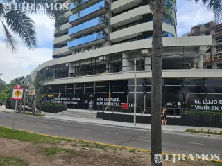 Local de 140 m2 en venta y/o alquiler en Brickell Boulevard. foto 1