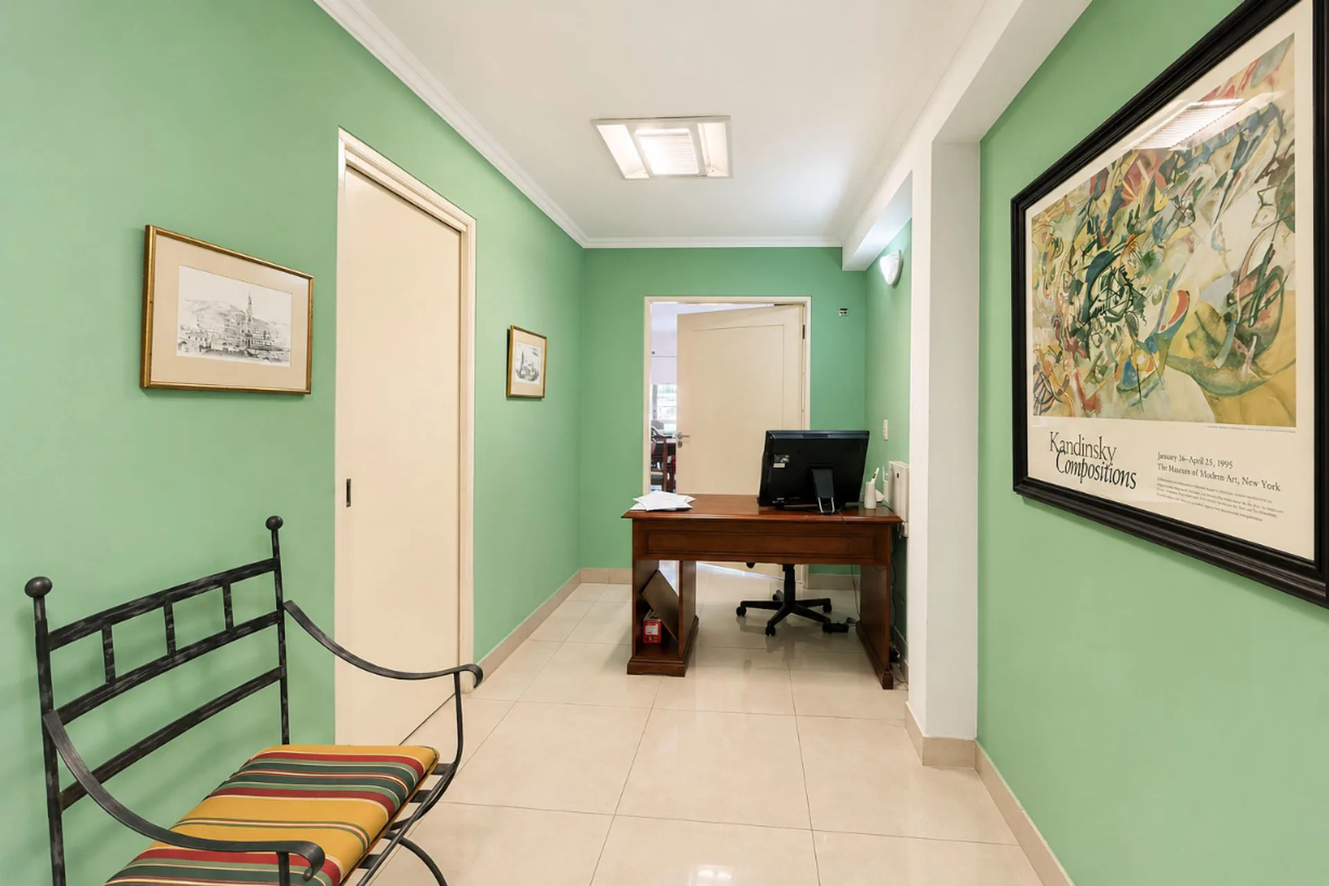 Oficina profesional en venta 56 m² + balcón. foto 2