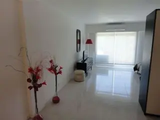 LINDO AMBIENTE AMPLIO AL FRENTE , AMOBLADO , MUY LUMINOSO EXCELENTE ZONA , NO SE ACEPTAN MASCOTAS ALQUILER CON AUMENTO SEMESTRAL foto 1