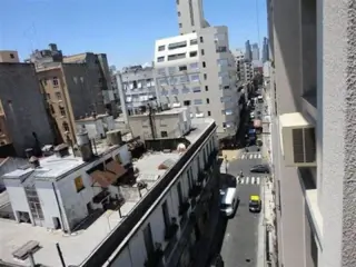 LINDO AMBIENTE AMPLIO AL FRENTE , AMOBLADO , MUY LUMINOSO EXCELENTE ZONA , NO SE ACEPTAN MASCOTAS ALQUILER CON AUMENTO SEMESTRAL foto 2