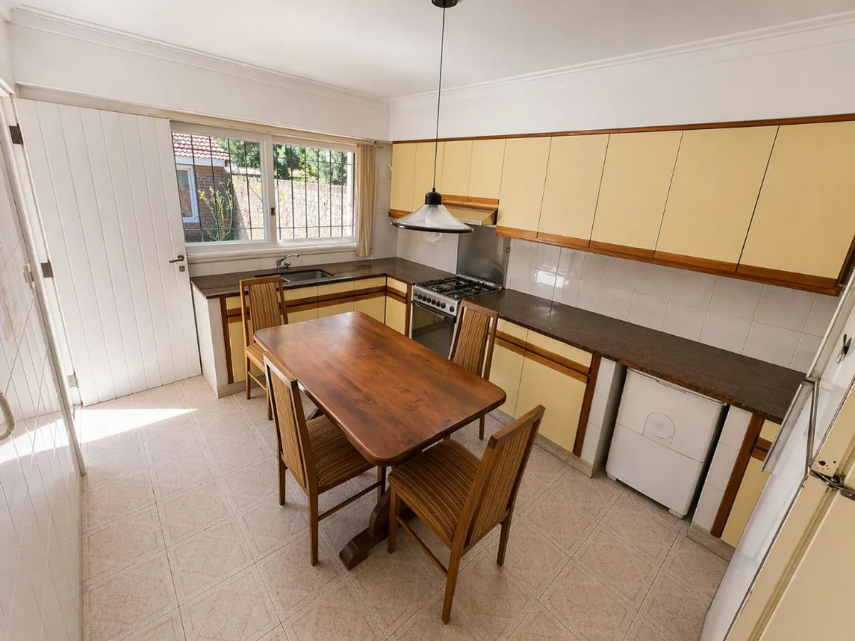 VENTA CASA 3 AMBIENTES C/ QUINCHO BARRIO CAISAMAR foto 4
