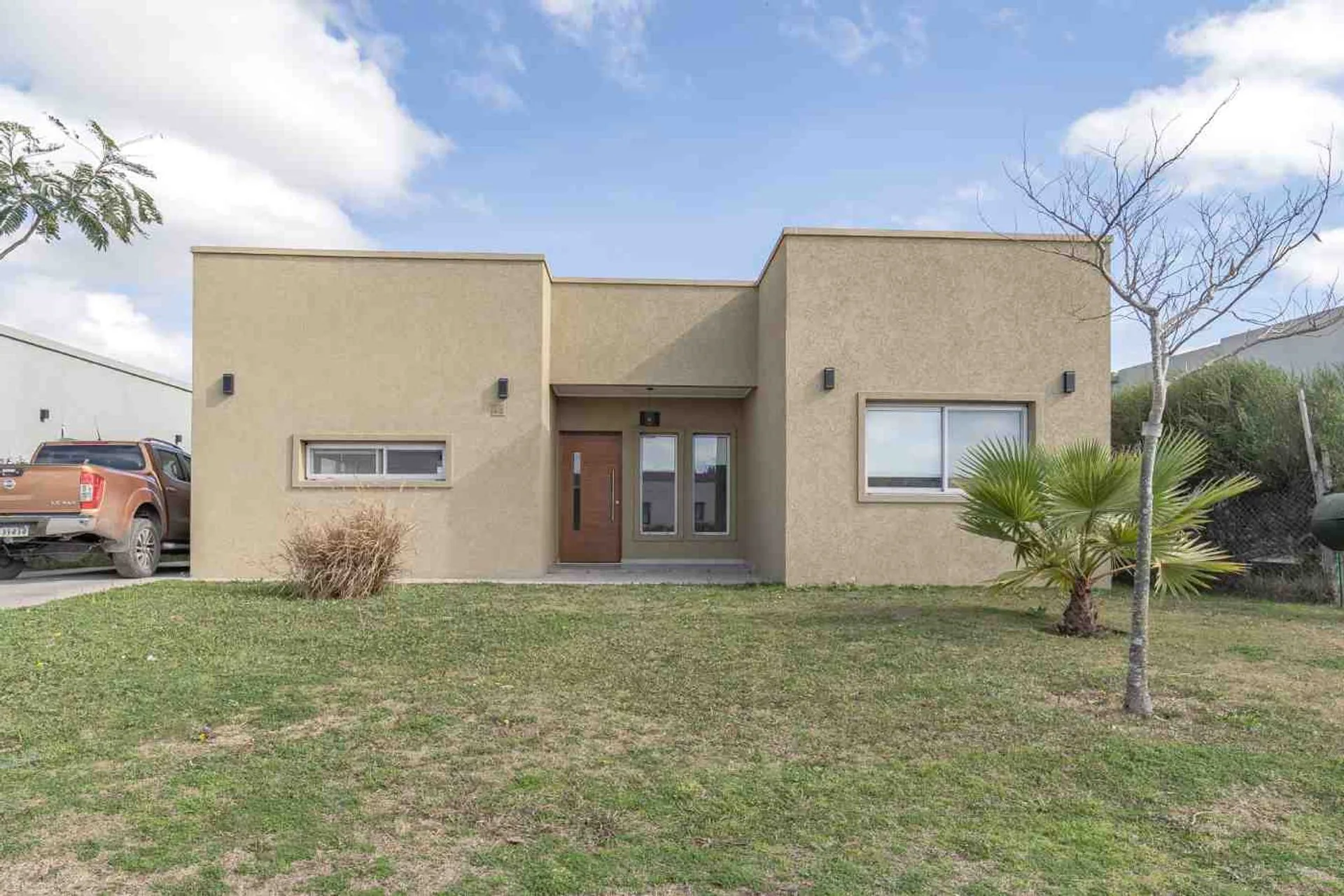 Moderna casa con pileta y quincho foto 2