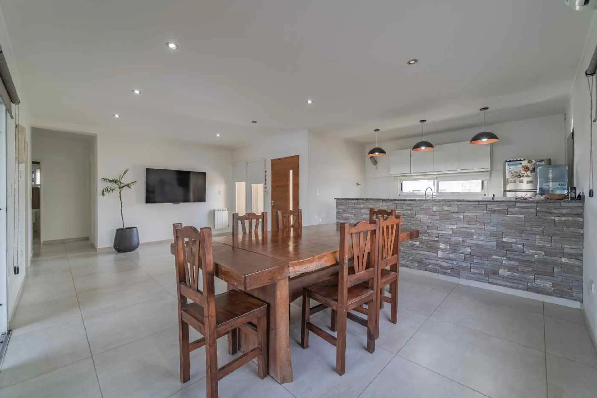 Moderna casa con pileta y quincho foto 3