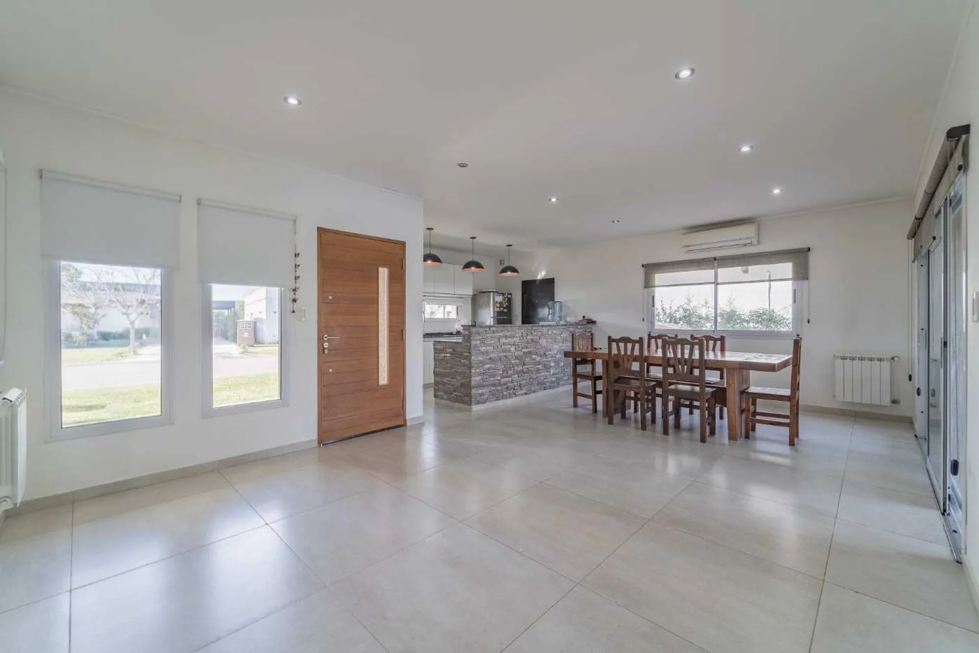 Moderna casa con pileta y quincho foto 4