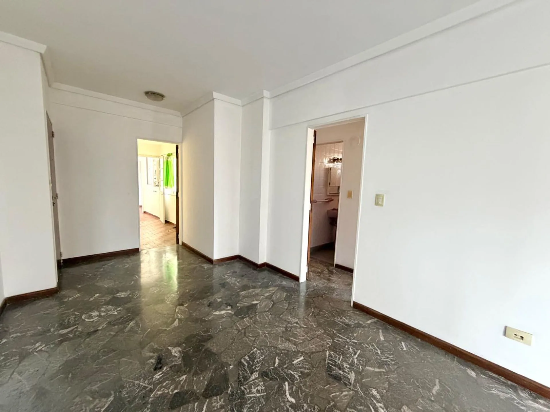 Departamento 3 ambientes más dependencia V Urquiza foto 3