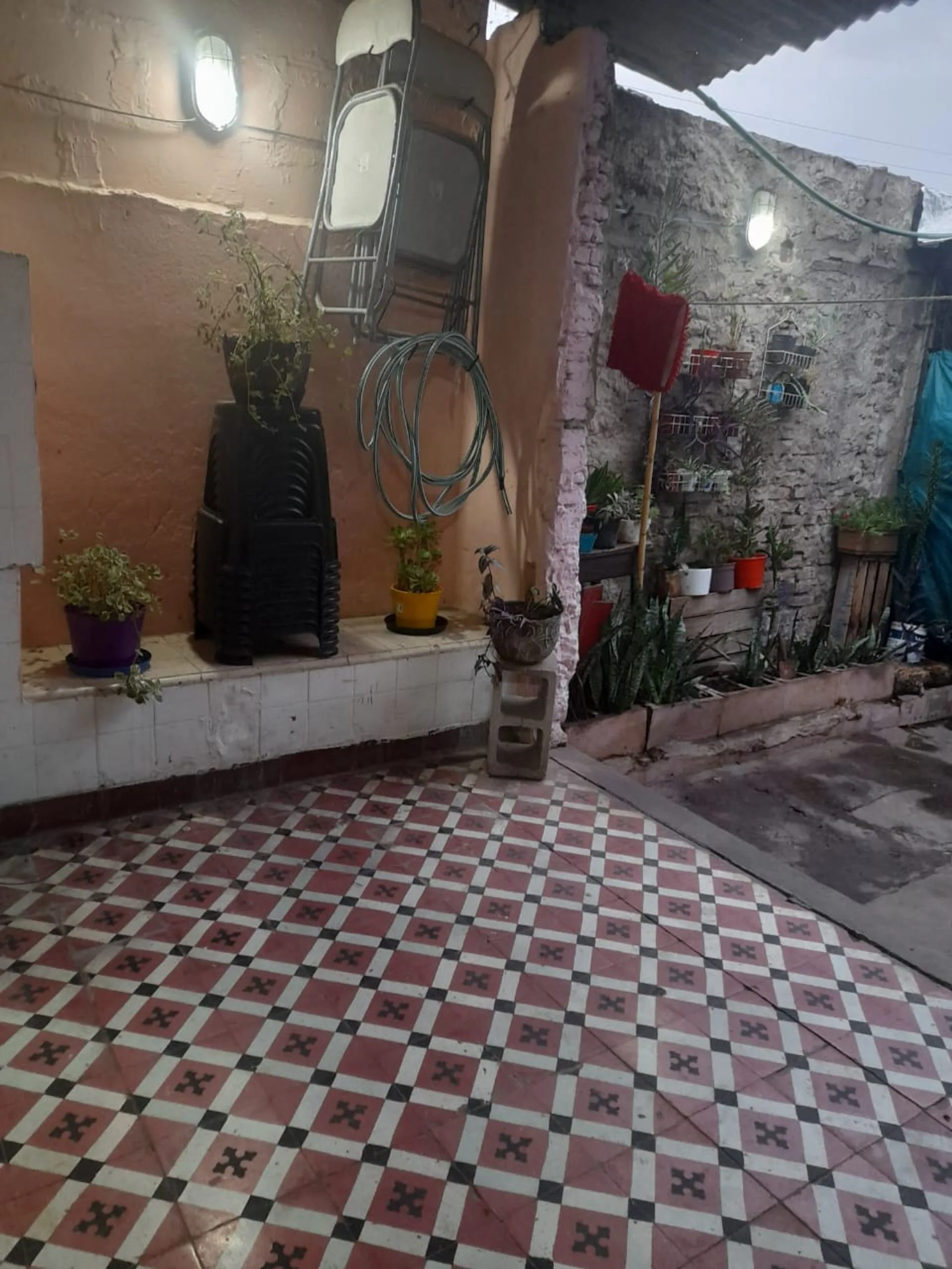 Venta Dos Casas con Local sobre Avenida foto 5