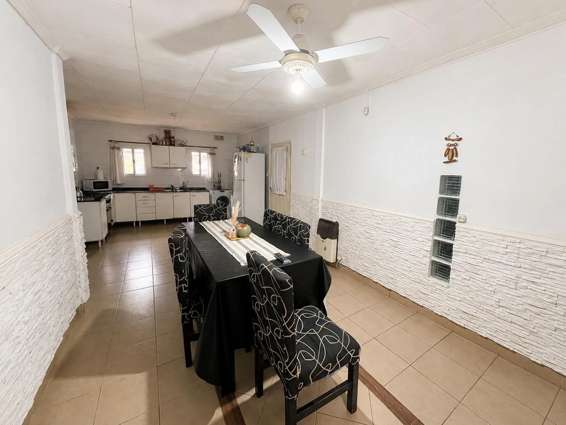 Venta casa dos dorm y cochera - zona Hipodromo foto 2